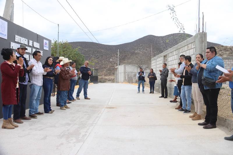 Entrega Ana Karen Jiménez segunda etapa de pavimentación en La Vega, Extoraz