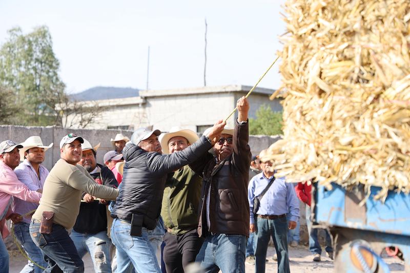 Entregan 180 pacas para ganado en la Comunidad de El Zamorano