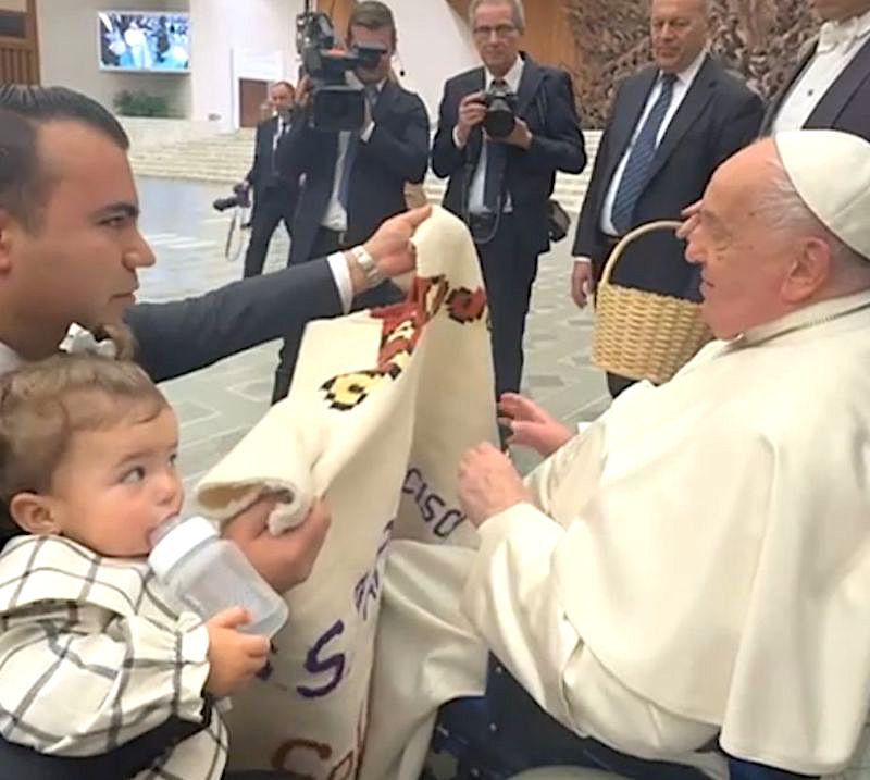 Gaspar Trueba es recibido por el Papa Francisco en El Vaticano. El Alcalde colonense entregó al Sumo Pontífice un sarape elaborado por el artesano José Vega Ibarra.