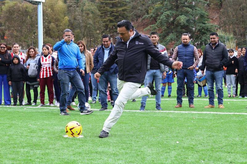 Luis Nava entrega cancha de fútbol 11 en Pinal de Amoles