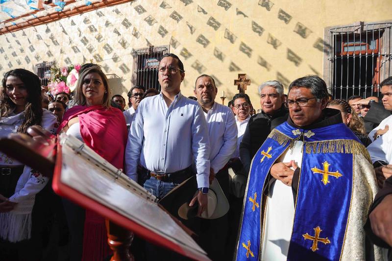 Chepe Guerrero participa en el tradicional “Paseo del Buey” en Corregidora