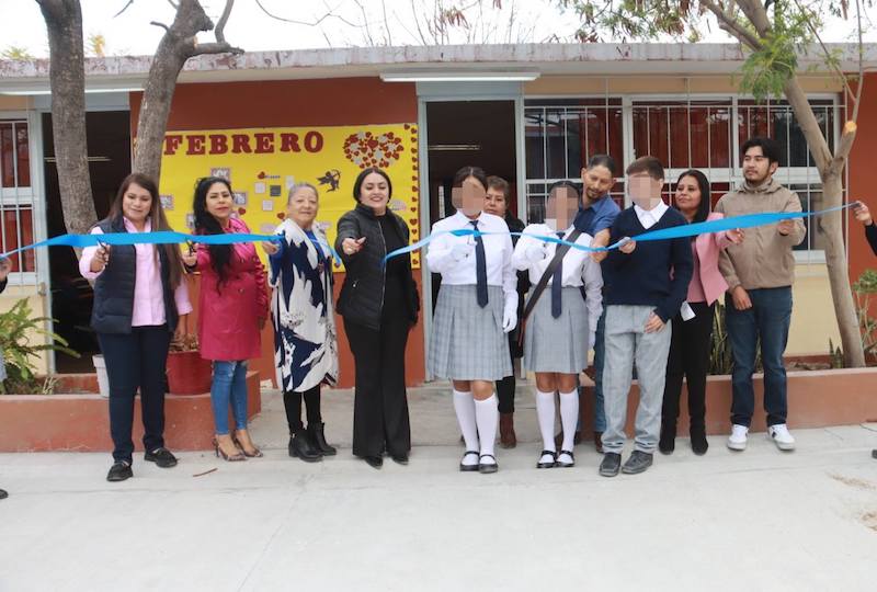 Entrega Ana Karen Jiménez rehabilitación de piso en secundaria de San Miguel Palmas