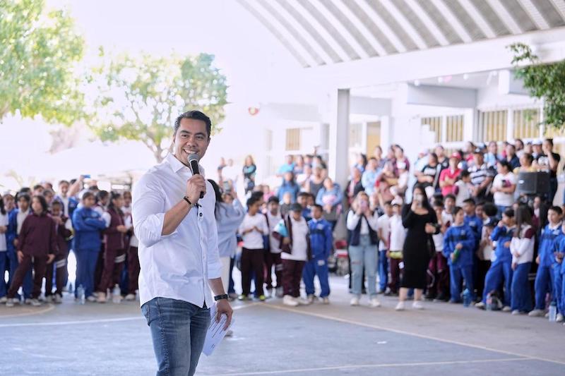 Felifer Macías entrega nueva cancha de fútbol en la primaria Héroes de Chapultepec