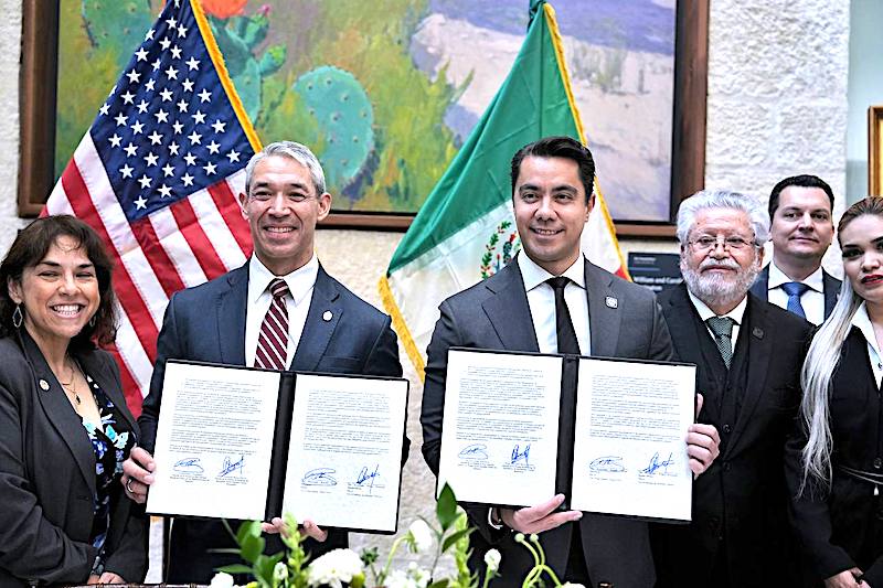 Felifer Macías firma hermanamiento conSan Antonio, Texas