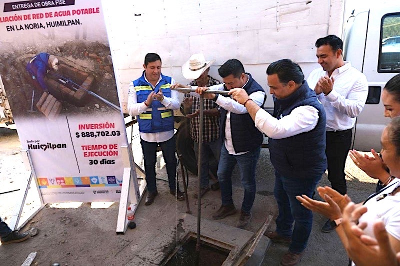 Luis Nava y Jairo Morales entregan ampliación de red de agua potable en Huimilpan.