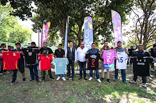 Rodrigo Monsalvo entrega 170 uniformes deportivos a participantes del 2º Torneo de Fútbol 7 con Centros de Rehabilitación