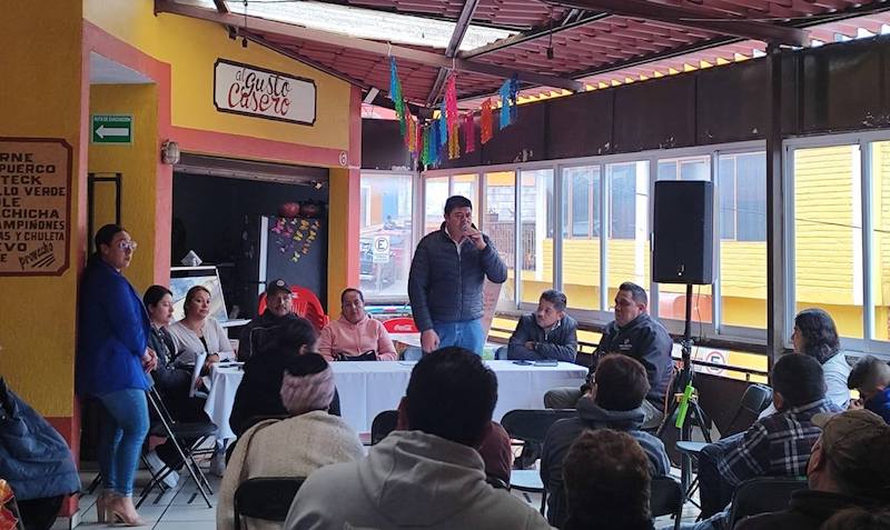 Alcalde de San Joaquín dialoga con locatarios de mercado municipal