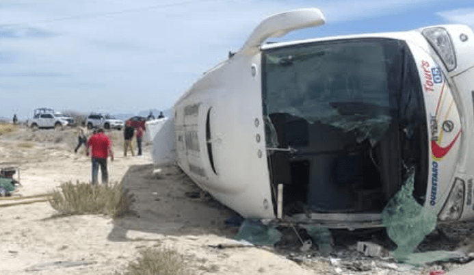 Autobús con turistas queretanos es impactado por tren en Coahuila