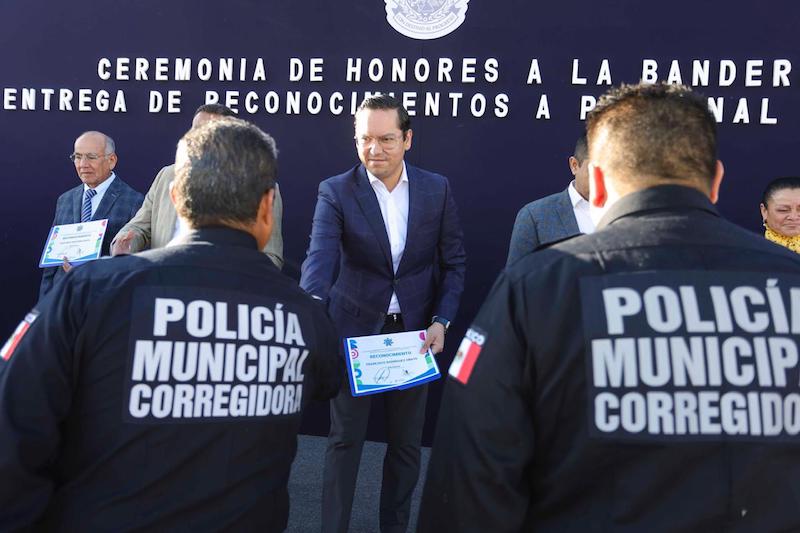 Chepe Guerrero reconoce a 56 policías de Corregidora por su labor ejemplar